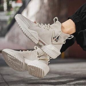 Suprate men’s 41 cream high tops. Light weight comfy